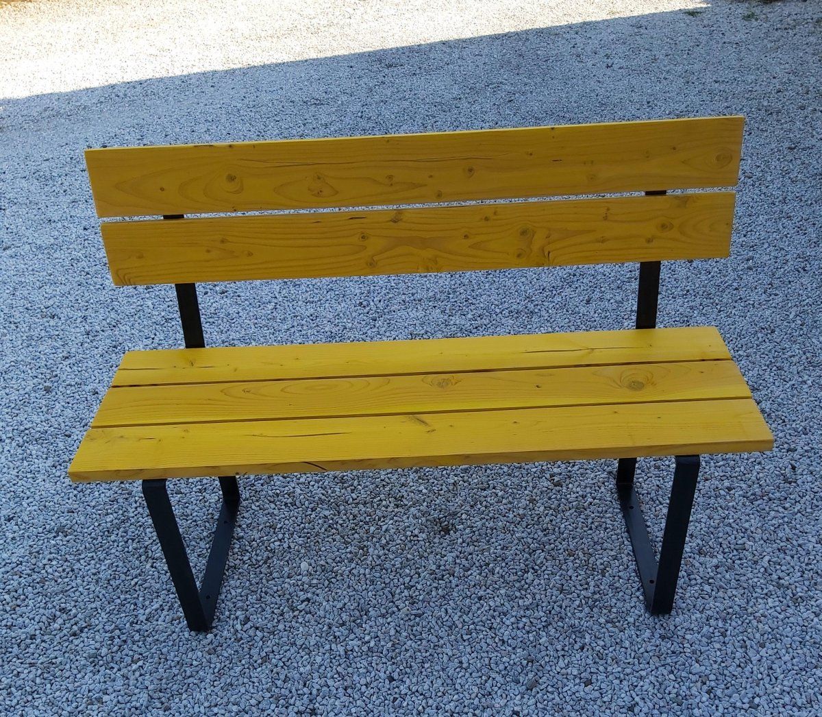 Banc en bois avec lasure jaune et métal Banc en bois avec lasure jauneet ça base en metal peint noir