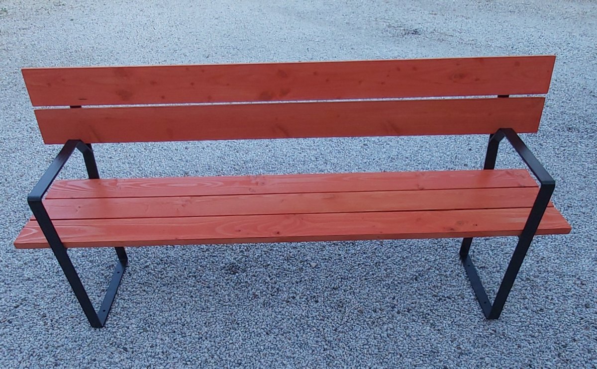Banc en bois et métal Banc en bois avec lasure orange et ça base en métal ainsi que ces accoudoir peint noir