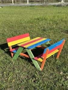 table de pique nique en bois pour enfant multicolore avec dossier d'assise