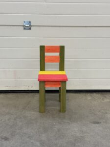 chaise enfant en bois multicolore