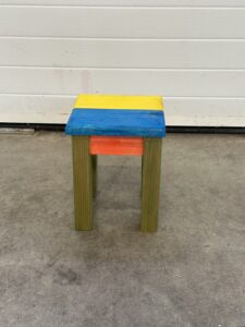tabouret enfant en bois multicolore