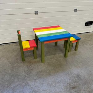 table enfant en bois multicolore