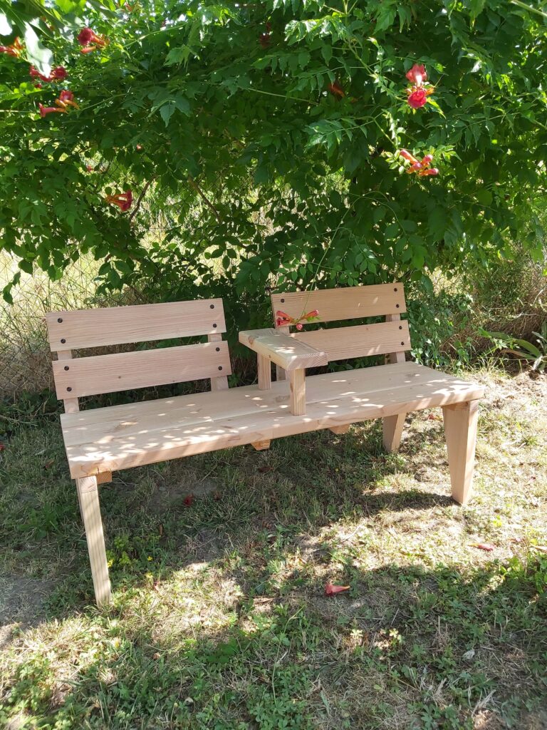 Banc complice en bois pour l'extérieur, fabriqué à Limoux.