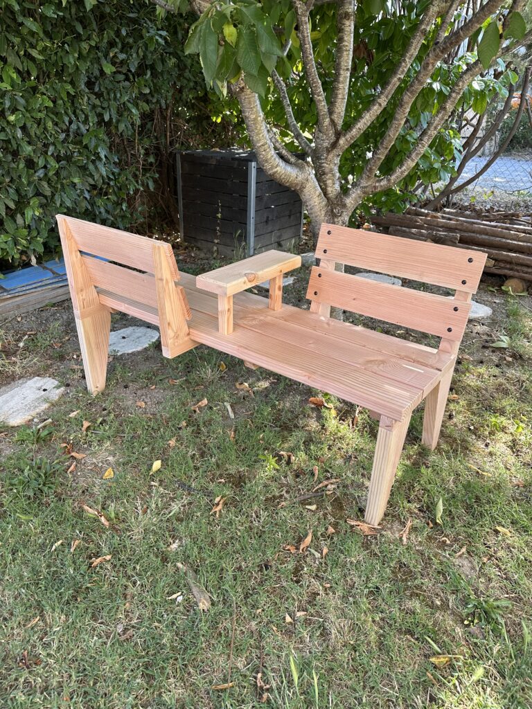 Banc confident en bois, construit par Delexter.