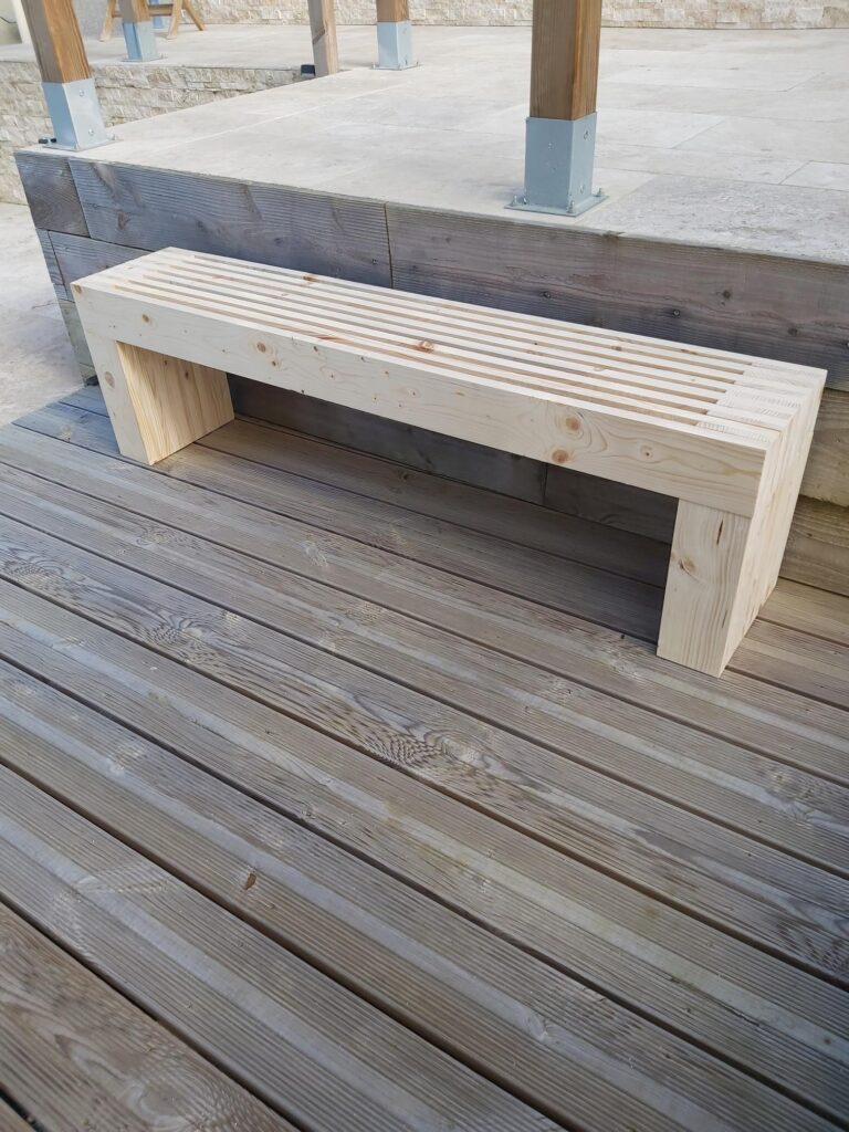 Banc harmonie en bois dont le design est épuré. Fabrication artisanale, à Limoux.