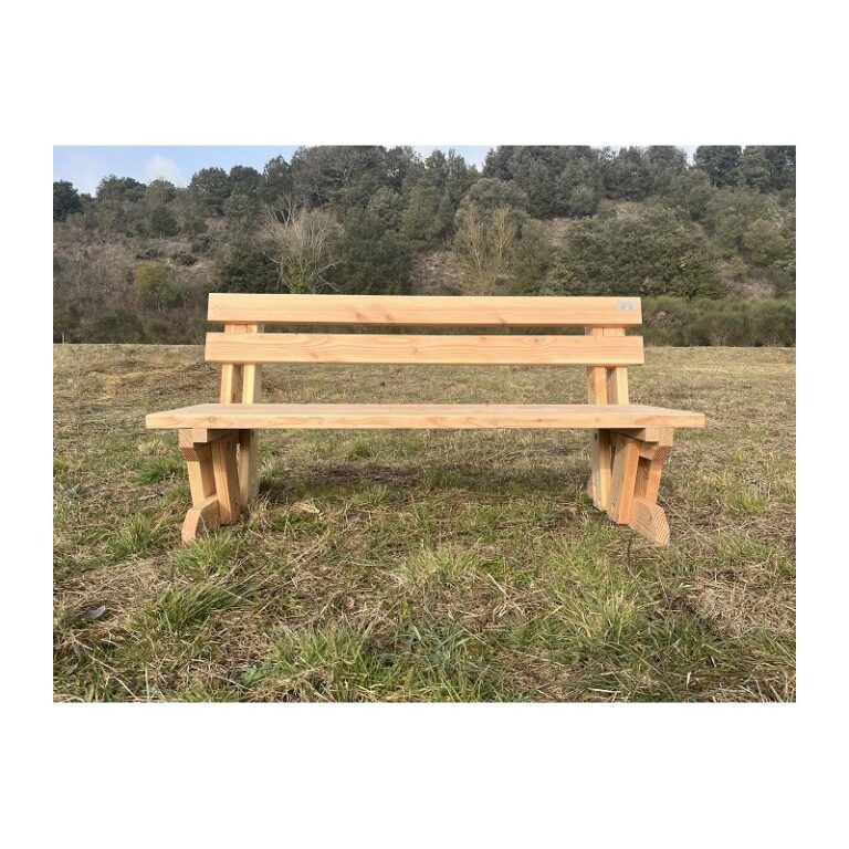 Banc public en bois, réalisé à Limoux.