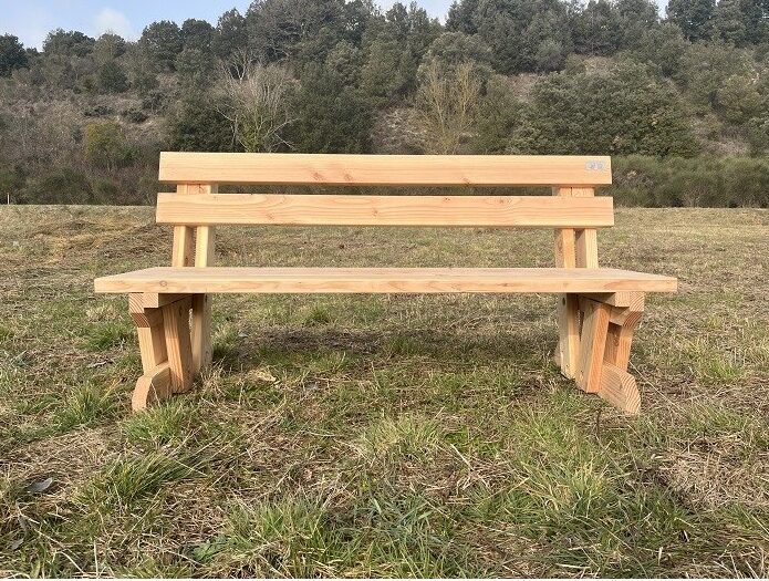 Banc public en bois, réalisé à Limoux.
