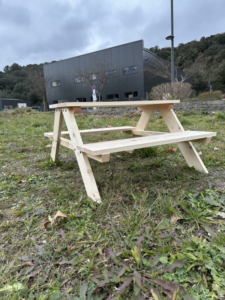 Table enfants en bois extérieure, fabriquée à Limoux.