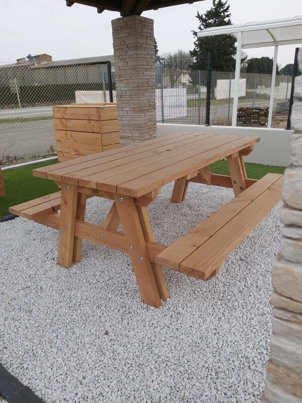 Table de pique nique en bois, 6 places.