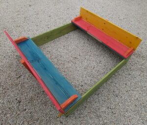 Bac à sable multicolore pour enfants en bois.