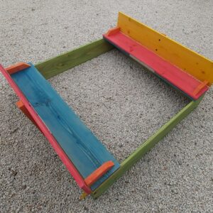 Bac à sable multicolore pour enfants en bois.