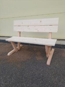 Banc enfant en bois naturel fabriqué à Limoux.