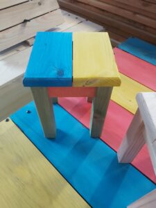 tabouret enfant en bois multicolore