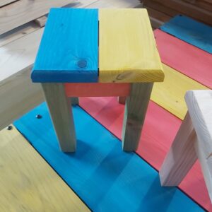 tabouret enfant en bois multicolore